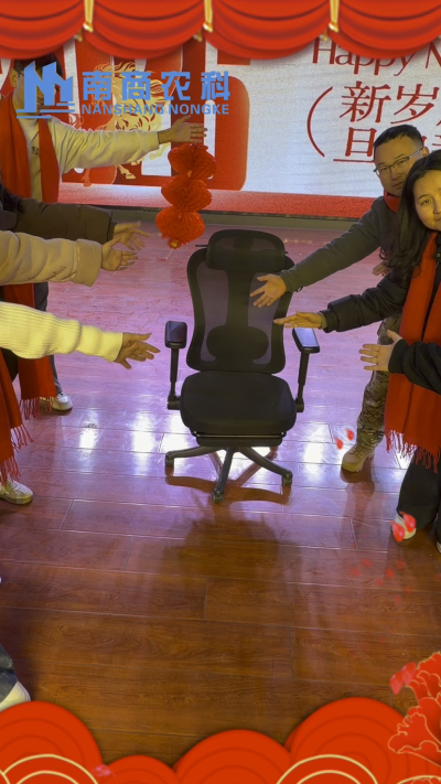 🎇 元旦快乐，温暖相伴 🎇时光匆匆，感恩 2025 年每一份支持与陪伴！从猪场到工厂，南商农科的成长，离不开每一位合作伙伴与家人的信赖！2026 年，我们将继续以贴心服务和硬核设备，陪您一路前行，养殖